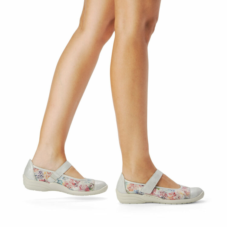 Référence : Remonte R7627-40-multicolore Babies pour femme. Particulièrement conseillées pour les pieds sensibles et déformés, ces babies pour femme de la marque Remonte disposent d'une partie avant en textile stretch, une matière qui épousera parfaitement la forme de vos orteils sans les comprimer pendant la marche. De plus, les personnes qui portent des semelles orthopédiques seront enchantées par ce modèle qui possède des semelles amovibles. Caractéristiques : Tige : Textile et synthétique Semelle intérieure : Cuir, amovible Doublure : Textile Fermeture : Velcro