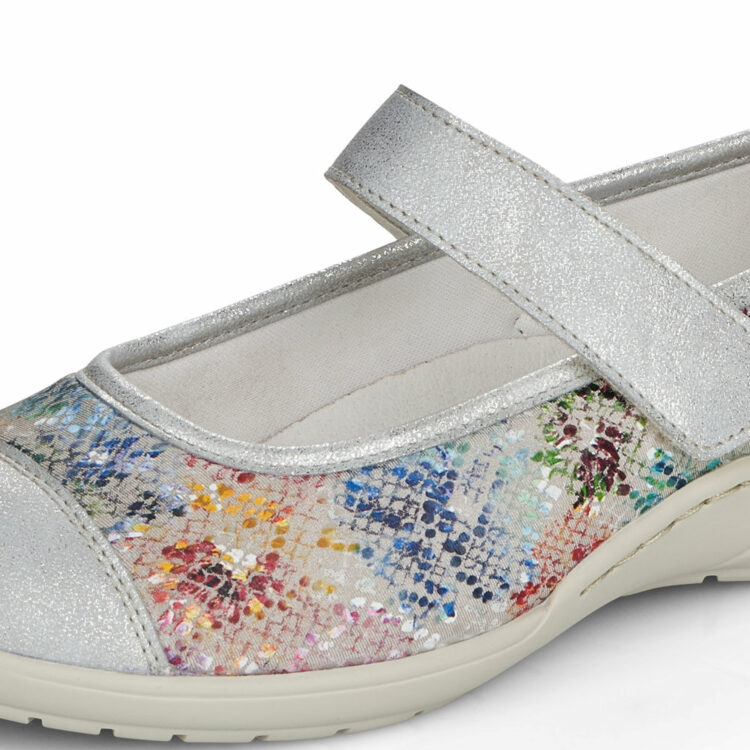 Référence : Remonte R7627-40-multicolore Babies pour femme. Particulièrement conseillées pour les pieds sensibles et déformés, ces babies pour femme de la marque Remonte disposent d'une partie avant en textile stretch, une matière qui épousera parfaitement la forme de vos orteils sans les comprimer pendant la marche. De plus, les personnes qui portent des semelles orthopédiques seront enchantées par ce modèle qui possède des semelles amovibles. Caractéristiques : Tige : Textile et synthétique Semelle intérieure : Cuir, amovible Doublure : Textile Fermeture : Velcro