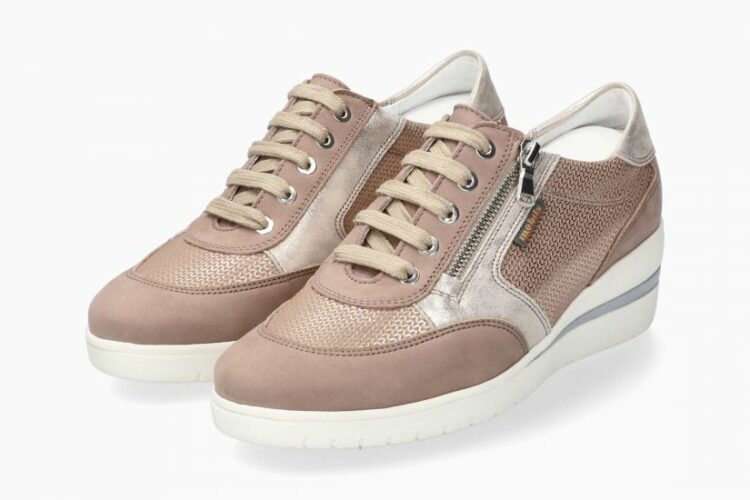 Baskets compensées beiges pour femme marque Mobils. Patrizia Buck Ligth taupe. Disponible chez Chauss'Family magasin de chaussures à Issoire.