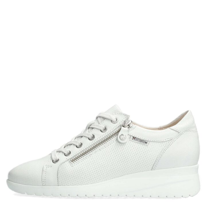 Baskets Mephisto pour femme. Référence : Ivania empire white. Disponible chez Chauss'Family magasin de chaussures à Issoire.