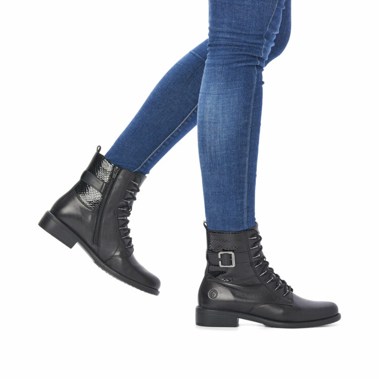 Bottines noires à lacets pour femme de la marque Remonte. Référence D0F72-01 Schwarz. Disponible chez Chauss'Family Issoire.