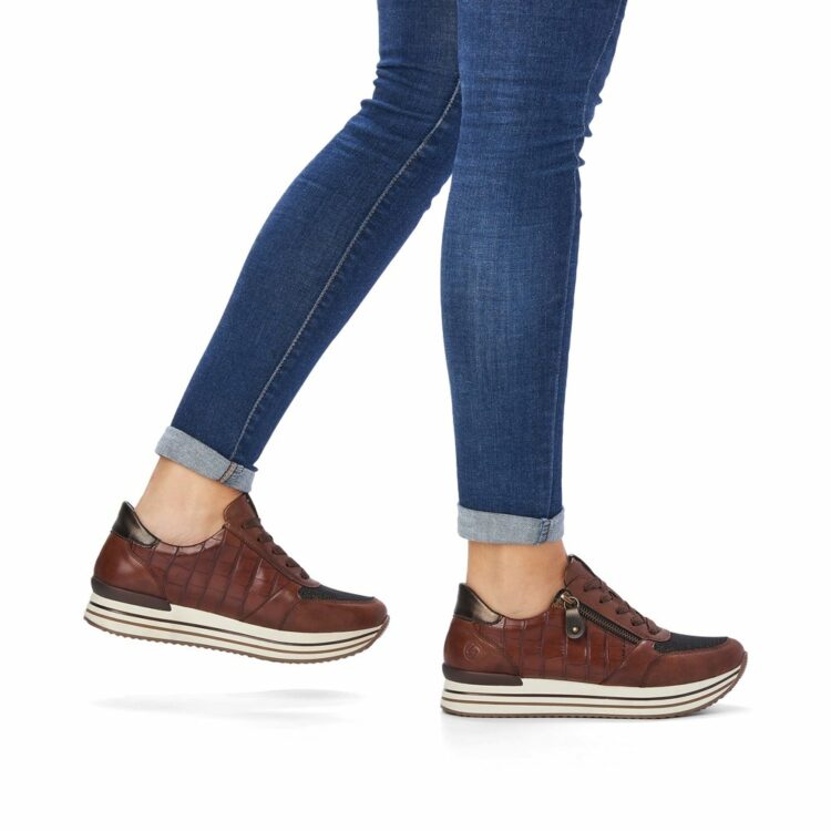 Baskets à plateforme pour femme marque Remonte. Référence D1300-25 Chestnut. Disponible chez Chauss'Family magasin de chaussures Issoire