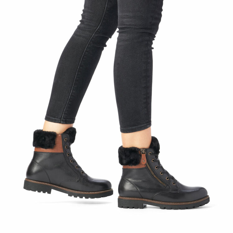 Bottines chaudes pour femme de la marque Remonte. Référence D8463-01 Schwarz. Disponible chez Chauss'Family Issoire.