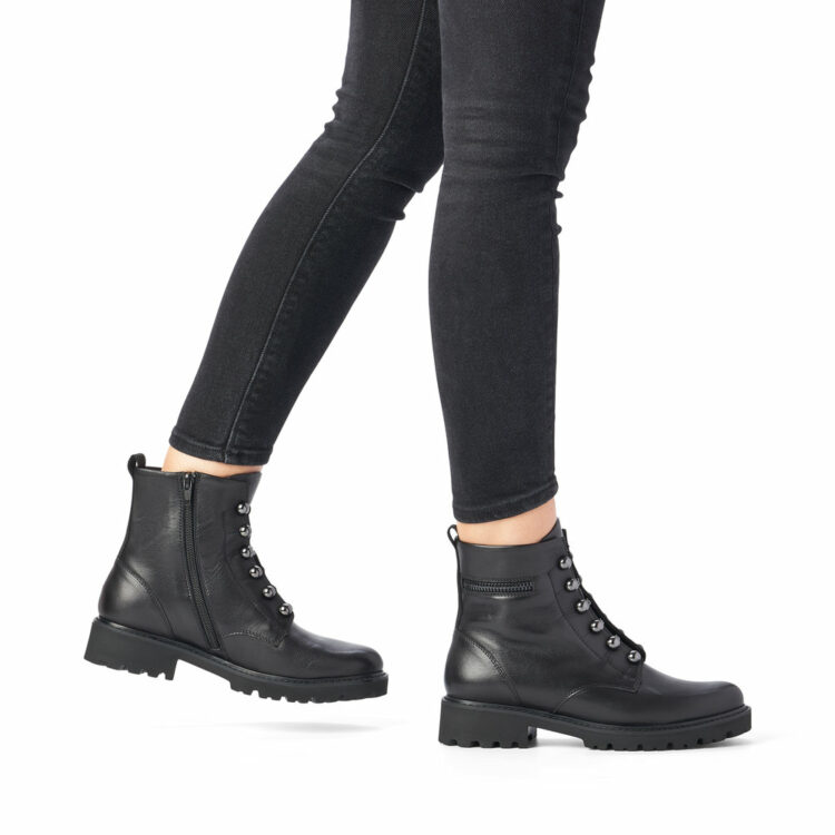 Bottines noires pour femme marque Remonte. Référence D8670-01 Noir . Disponible chez Chauss'Family magasin de chaussures Issoire.