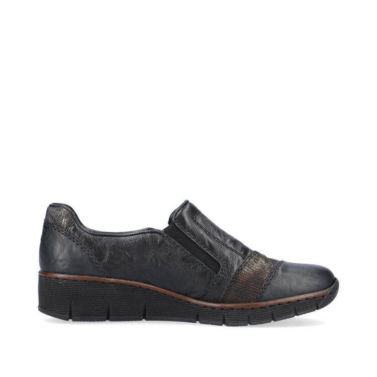 Mocassin talon compensé de la marque Rieker. Référence 53768-00 Schwarz . Disponible chez Chauss'Family magasin de chaussures à Issoire.