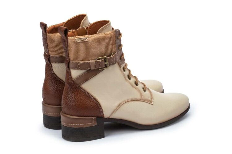 Bottines à lacets beiges pour femme marque Pikolinos. Référence Malaga W6W-8953C1 Marfil. Disponible chez Chauss'Family magasin de chaussures Issoire