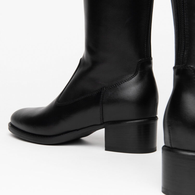 Bottes noires à femme marque NeroGiardini. Référence I117561D 100 Nero. Disponible chez Chauss'Family magasin chaussures à Issoire