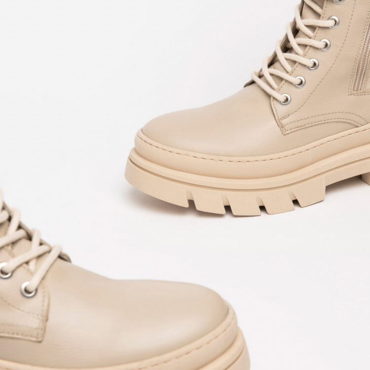Bottines beiges à lacets femme marque NeroGiardini. Référence I206065D 728 Avena. Disponible chez Chauss'Family magasin chaussures à Issoire