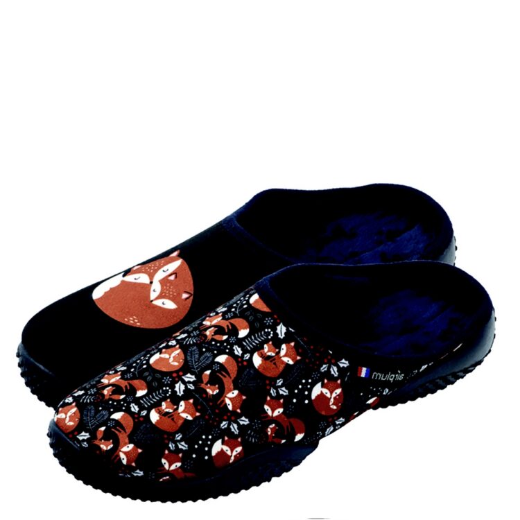 Mules motif renard pour femme de la marque Airplum. Référence : Babine Marine. Disponible chez Chauss'Family magasin de chaussures à Issoire.