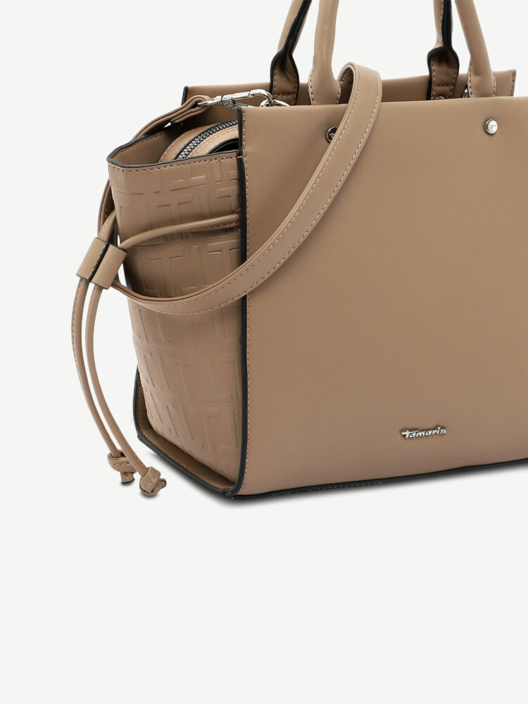 Sac cabas noir pour femme de la marque Tamaris. Référence Juliane 31901-900 Taupe. Disponible chez Chauss'Family magasin de chaussures et sacs à Issoire.