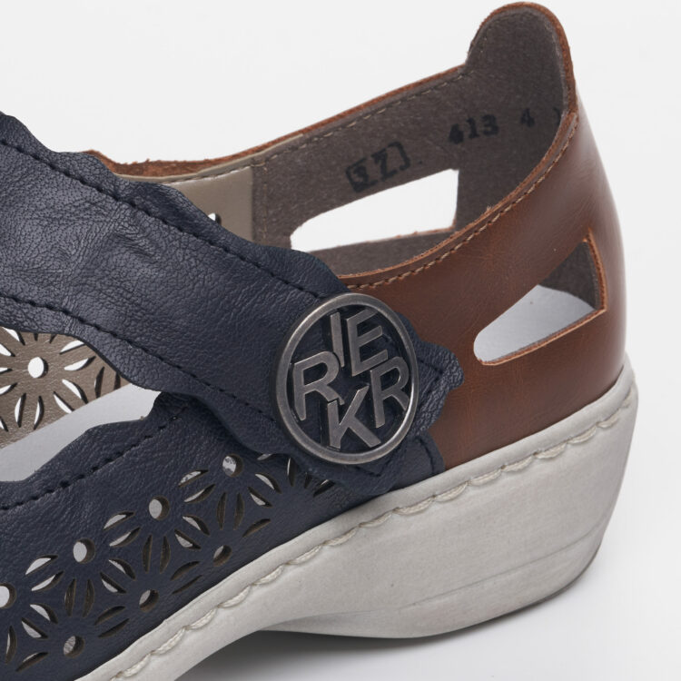 Babies bleu et marron de la marque Rieker. Référence 413G4-14 . Disponible chez Chauss'Family magasin de chaussures à Issoire.