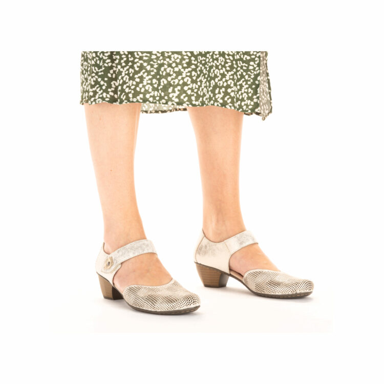 Sandales bout fermé de la marque Remonte. Référence 41764-00 Beige. Disponible chez Chauss'Family magasin de chaussures à Issoire.