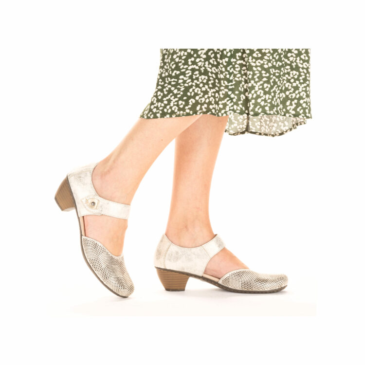 Sandales bout fermé de la marque Remonte. Référence 41764-00 Beige. Disponible chez Chauss'Family magasin de chaussures à Issoire.