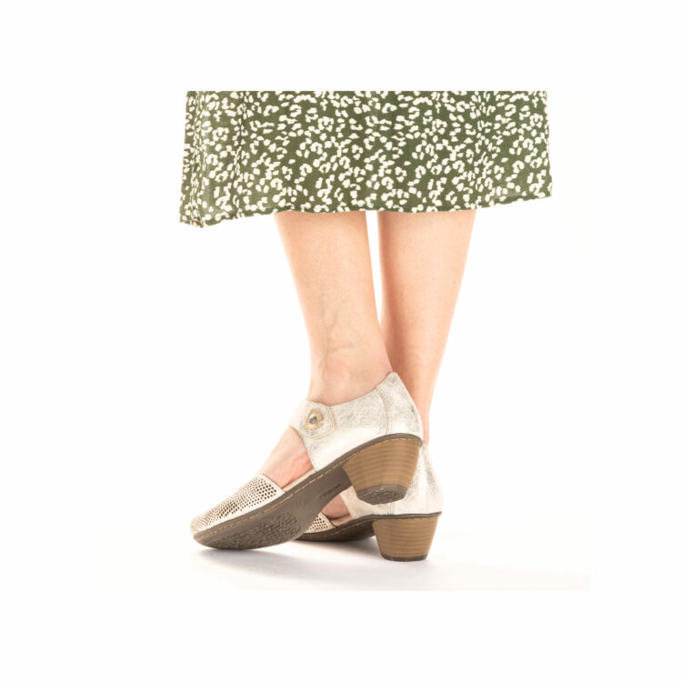 Sandales bout fermé de la marque Remonte. Référence 41764-00 Beige. Disponible chez Chauss'Family magasin de chaussures à Issoire.