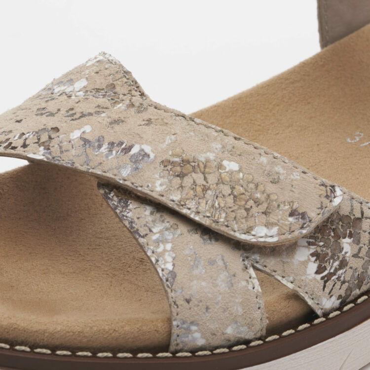 Sandales beiges pour femme de la marque Remonte. Référence : D2049-62 Beige Metallic. Disponible chez Chauss'Family magasin de chaussures à Issoire.
