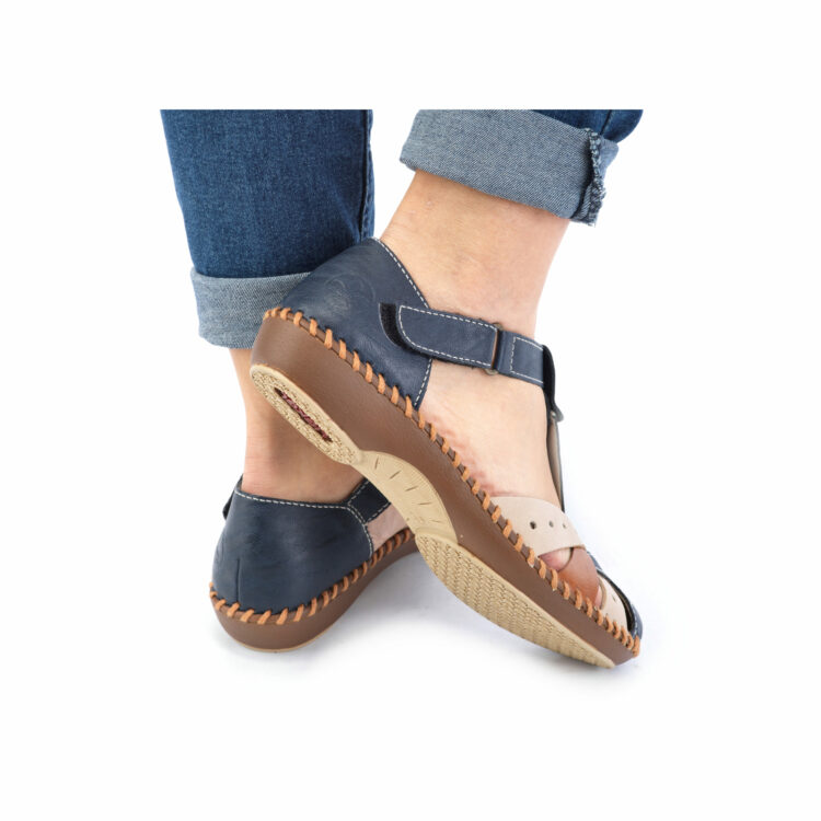 Sandales bout fermé de la marque Remonte. Référence M1655-14 Pazifik. Disponible chez Chauss'Family magasin de chaussures à Issoire.