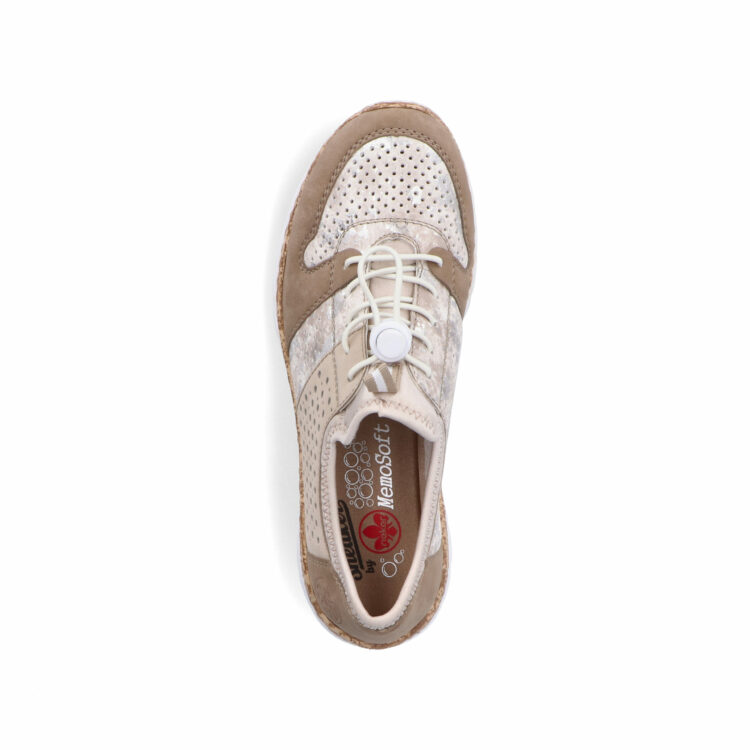 Baskets élastiquées pour femme marque Rieker. Référence N4255-60 Light gold. Disponible chez Chauss'Family magasin de chaussures à Issoire.