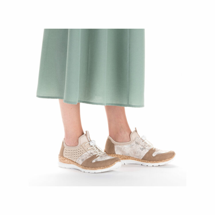 Baskets élastiquées pour femme marque Rieker. Référence N4255-60 Light gold. Disponible chez Chauss'Family magasin de chaussures à Issoire.