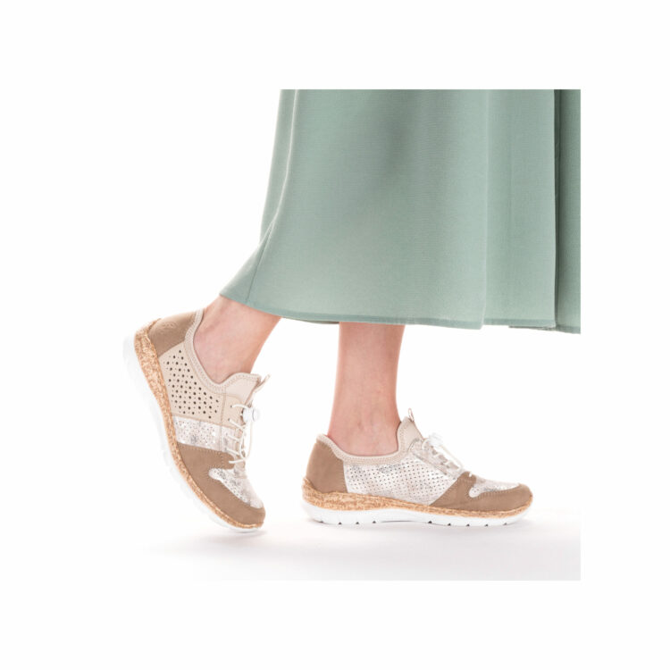 Baskets élastiquées pour femme marque Rieker. Référence N4255-60 Light gold. Disponible chez Chauss'Family magasin de chaussures à Issoire.