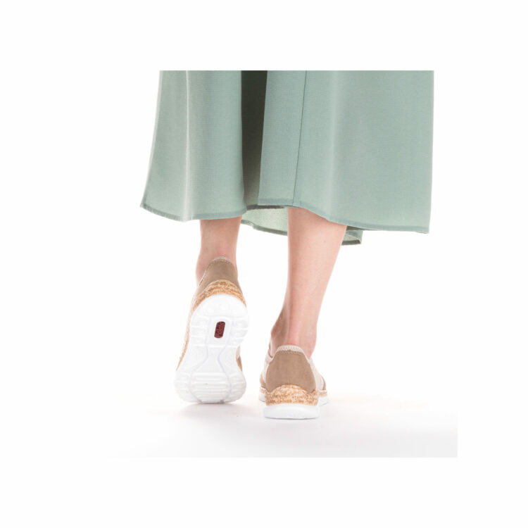 Baskets élastiquées pour femme marque Rieker. Référence N4255-60 Light gold. Disponible chez Chauss'Family magasin de chaussures à Issoire.
