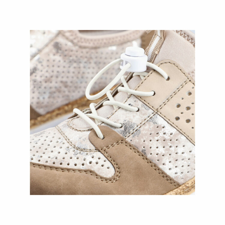 Baskets élastiquées pour femme marque Rieker. Référence N4255-60 Light gold. Disponible chez Chauss'Family magasin de chaussures à Issoire.