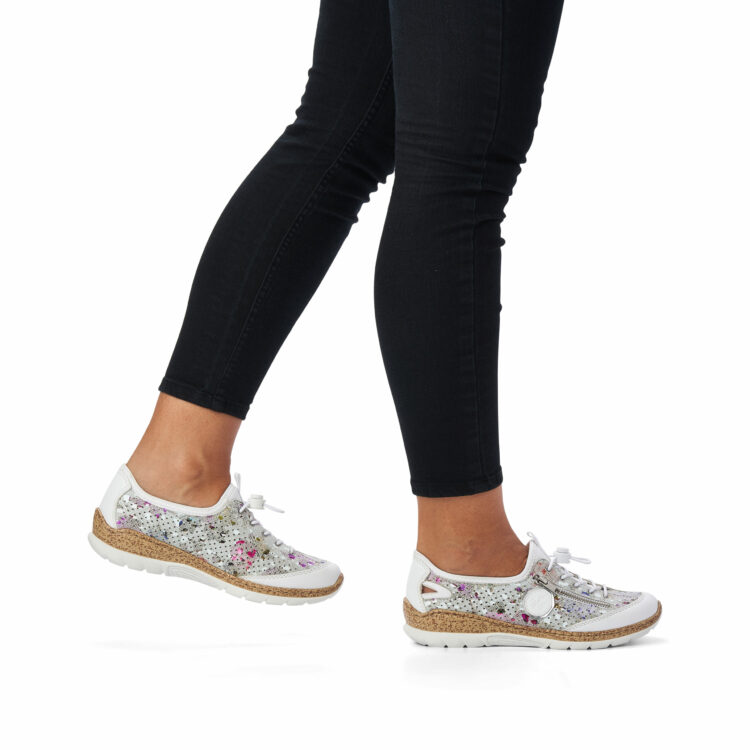 Baskets élastiquées pour femme marque Rieker. Référence N42V1-90 Weiss. Disponible chez Chauss'Family magasin de chaussures à Issoire.