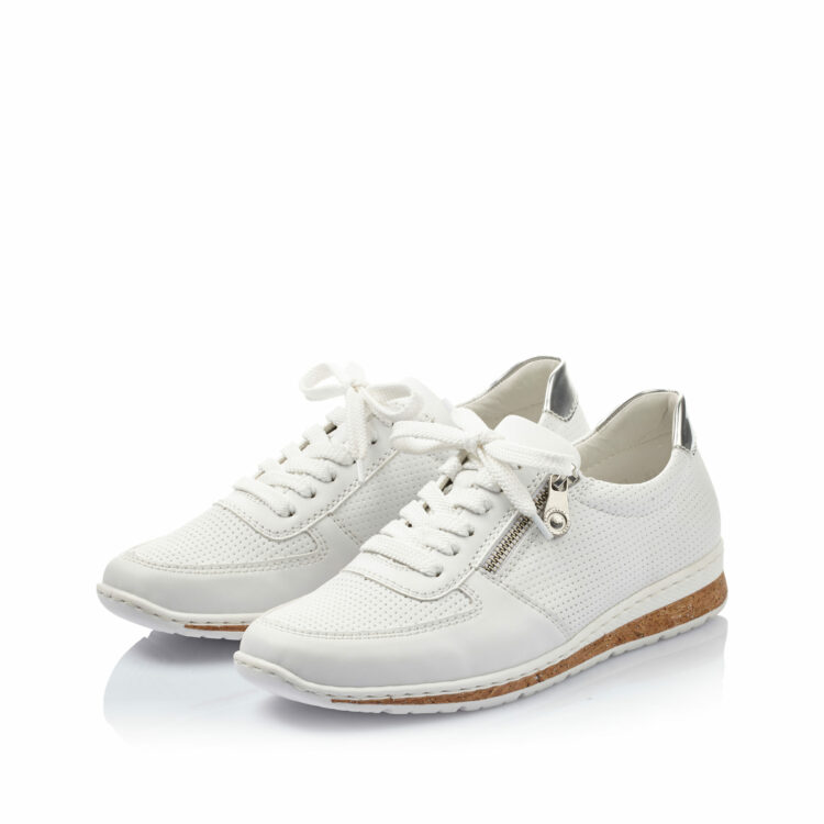 Baskets blanches pour femme marque Rieker. Référence N5127-60 Weiss. Disponible chez Chauss'Family magasin de chaussures à Issoire.