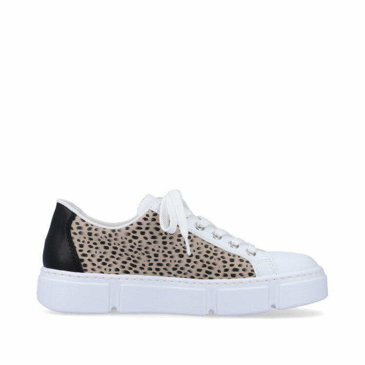 Baskets blanches pour femme marque Rieker. Référence N5910-90 Weiss. Disponible chez Chauss'Family magasin de chaussures à Issoire.