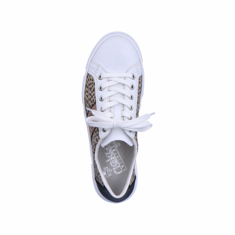 Baskets blanches pour femme marque Rieker. Référence N5910-90 Weiss. Disponible chez Chauss'Family magasin de chaussures à Issoire.