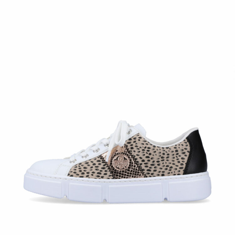 Baskets blanches pour femme marque Rieker. Référence N5910-90 Weiss. Disponible chez Chauss'Family magasin de chaussures à Issoire.