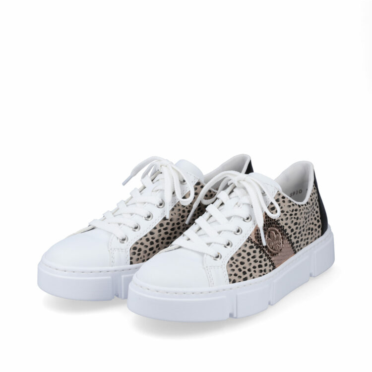 Baskets blanches pour femme marque Rieker. Référence N5910-90 Weiss. Disponible chez Chauss'Family magasin de chaussures à Issoire.