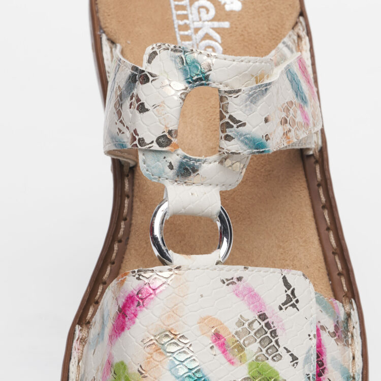 Mules multicolores de la marque Rieker. Référence 608P9-92 Offwhite multi. Disponible chez Chauss'Family magasin de chaussures à Issoire.