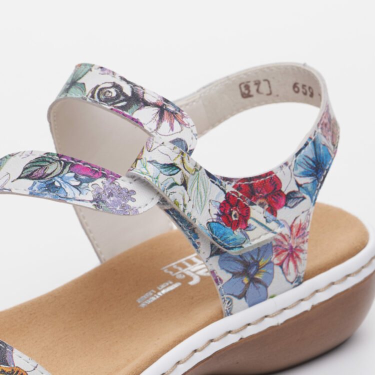 Sandales multicolores pour femme de la marque Rieker. Référence : 659C7-92 Weiss Multi. Disponible chez Chauss'Family magasin de chaussures à Issoire.