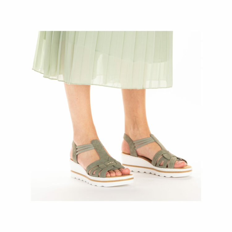 Sandales compensées pour femme de la marque Rieker. Référence : 67459-52 Schilf. Disponible chez Chauss'Family magasin de chaussures à Issoire.