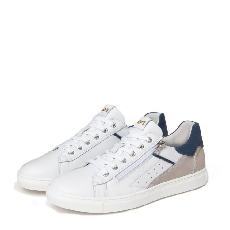 Sneakers blanches de la marque NeroGiardini. Référence E302840U 707 Bianco. Disponible chez Chauss'Family magasin de chaussures à Issoire.