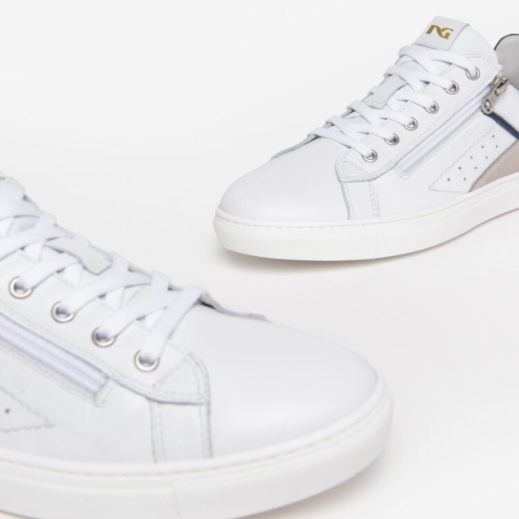 Sneakers blanches de la marque NeroGiardini. Référence E302840U 707 Bianco. Disponible chez Chauss'Family magasin de chaussures à Issoire.