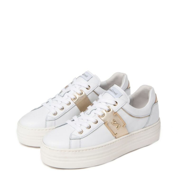Sneakers blanches de la marque NeroGiardini. Référence E306523D 707 Bianco. Disponible chez Chauss'Family magasin de chaussures à Issoire.