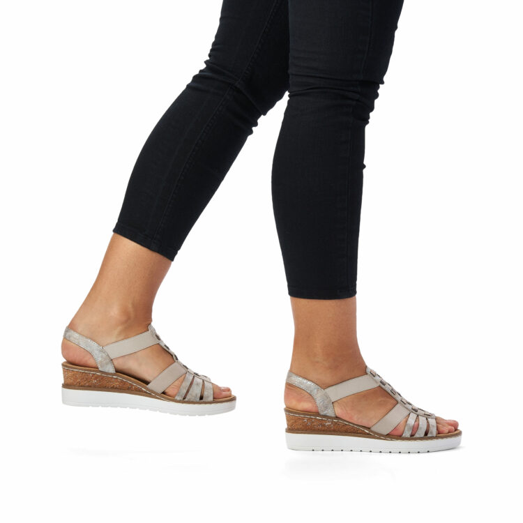 Sandales compensées pour femme de la marque Rieker. Référence : V3822-90 Rose metallic. Disponible chez Chauss'Family magasin de chaussures à Issoire.