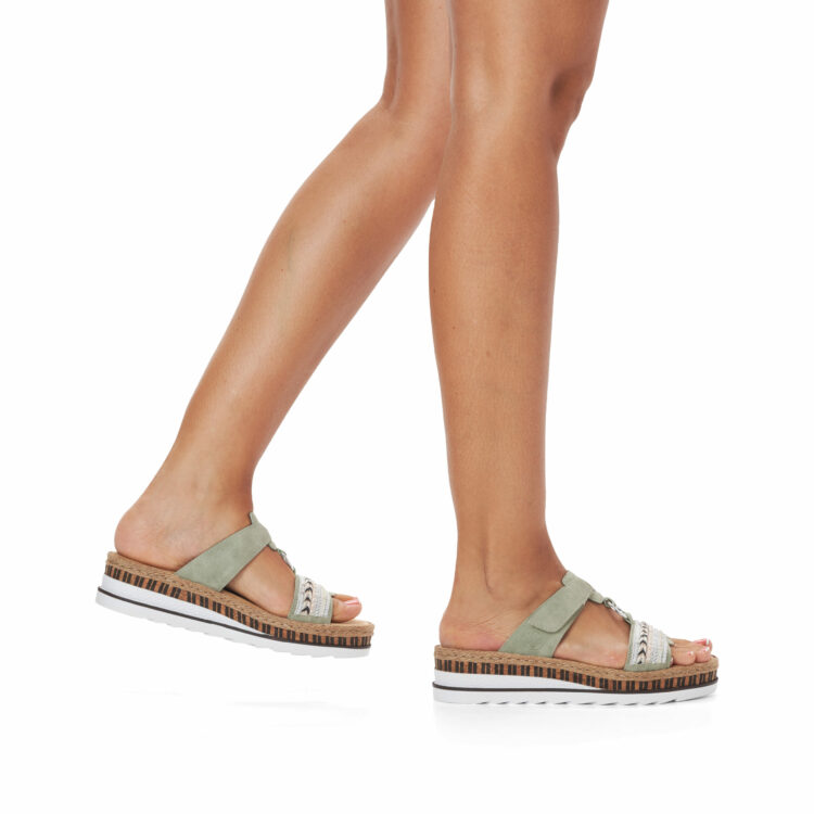 Mules vertes de la marque Rieker. Référence V79M6-52 Pistazie. Disponible chez Chauss'Family magasin de chaussures à Issoire.