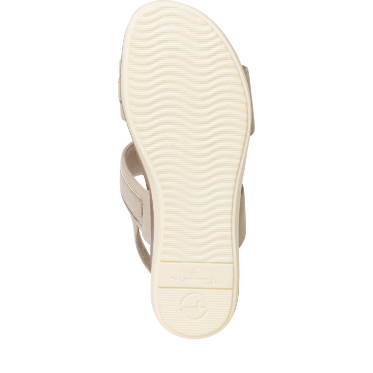 Sandales compensées pour femme de la marque Tamaris. Référence : 28217-20 167 Champagne Sued. Disponible chez Chauss'Family magasin de chaussures à Issoire.