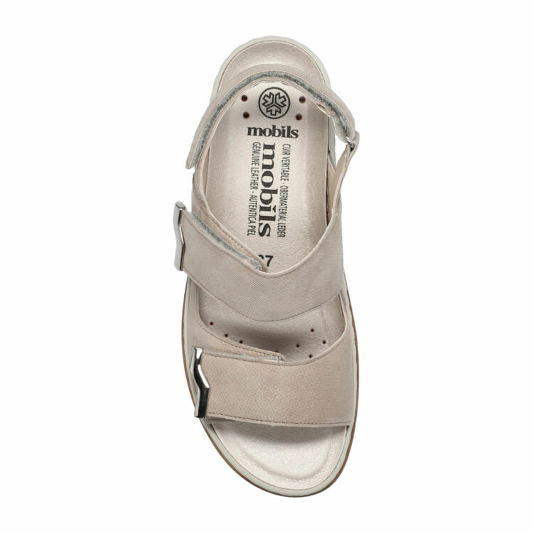 Sandales beiges pour femme marque Mobils. Darcie Liam Ligth taupe. Disponible chez Chauss'Family magasin de chaussures à Issoire.