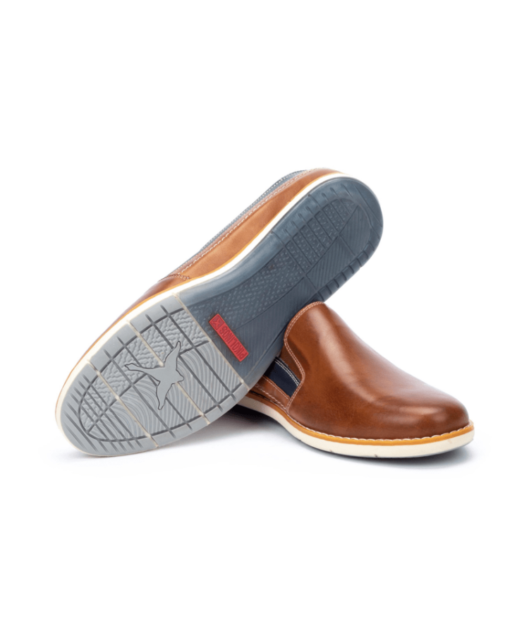 Mocassins marron pour homme de la marque Pikolinos. Référence : Jucar M4E-3107C1 Brandy. Disponible chez Chauss'Family magasin de chaussures à Issoire.