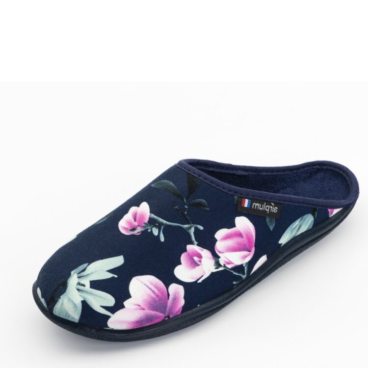 Mules motif fleurs pour femme de la marque Airplum. Référence : Zamelia Marine. Disponible chez Chauss'Family magasin de chaussures à Issoire.