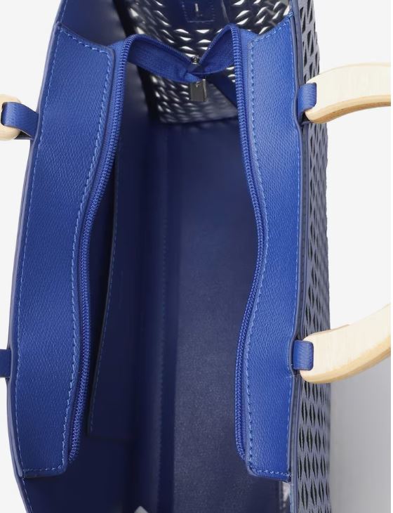 Sac cabas bleu roi de la marque Tamaris. Référence : Lavinia 32091.550 royal. Disponible chez Chauss'Family magasin de chaussures et sacs à main à Issoire.
