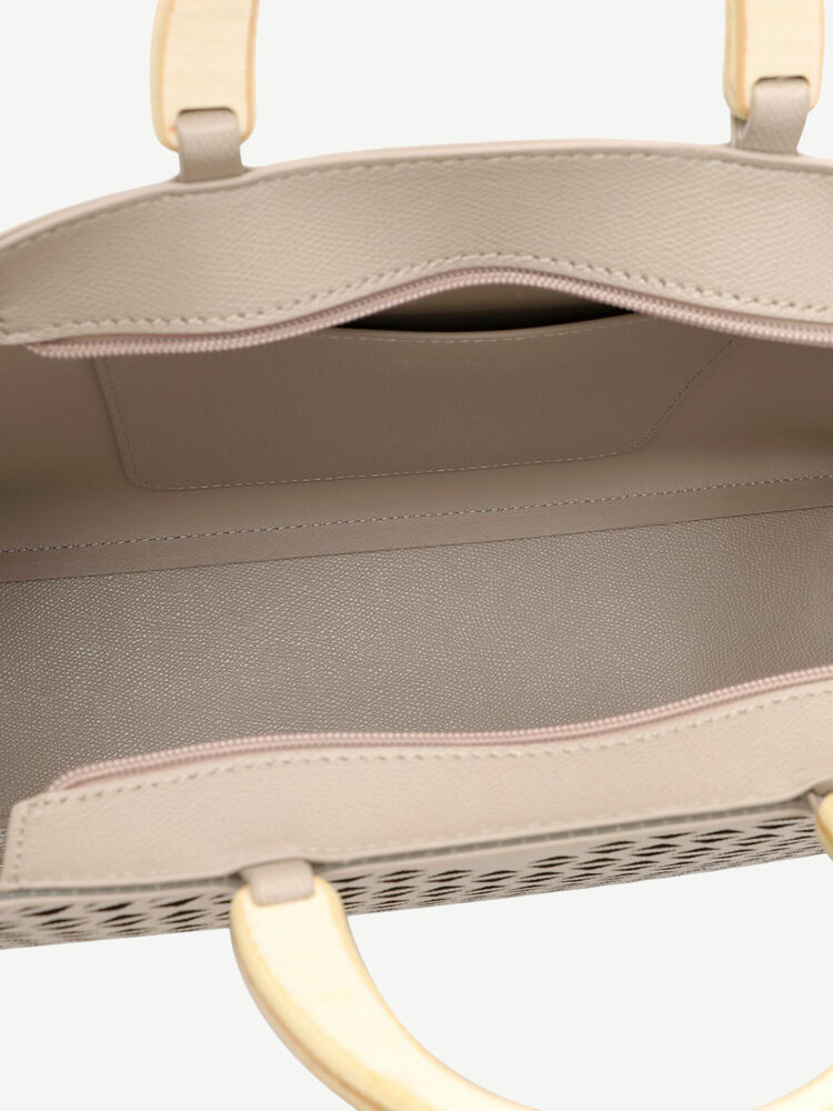 Sac cabas beige de la marque Tamaris. Référence : Lavinia 32091.900 taupe. Disponible chez Chauss'Family magasin de chaussures et sacs à main à Issoire.