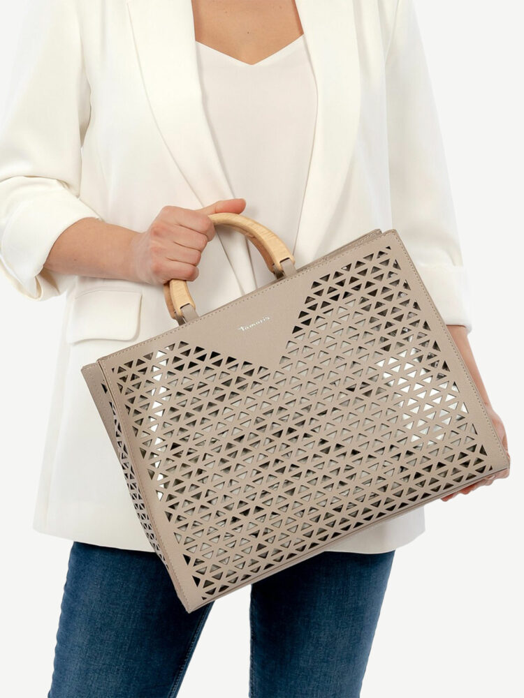 Sac cabas beige de la marque Tamaris. Référence : Lavinia 32091.900 taupe. Disponible chez Chauss'Family magasin de chaussures et sacs à main à Issoire.