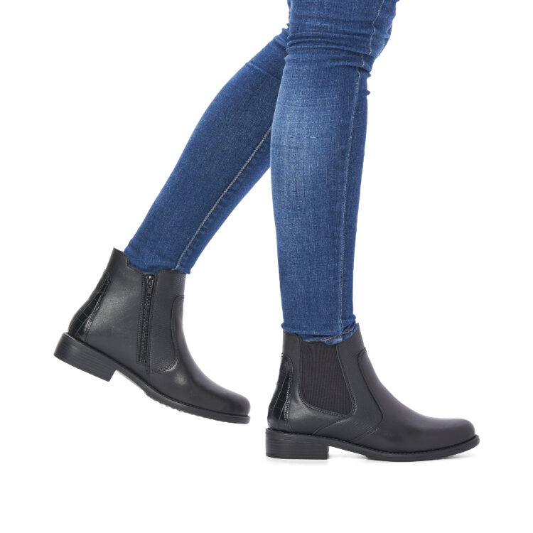 Bottines noires pour femme marque Remonte. Référence D0F70-01 Schwarz. Disponible chez Chauss'Family magasin de chaussures Issoire.