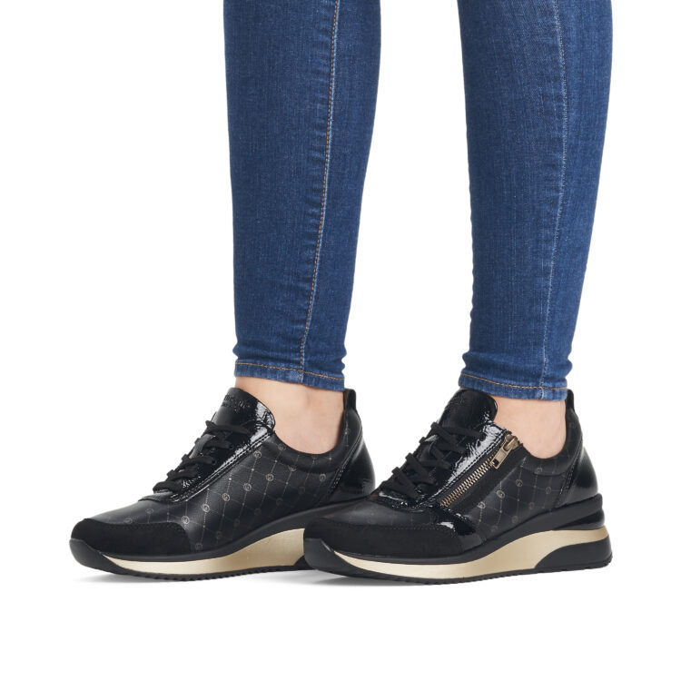 Baskets compensées pour femme marque Remonte. Référence D2401-24 Schwarz. Disponible chez Chauss'Family magasin de chaussures Issoire.