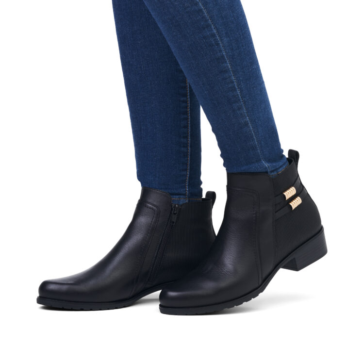 Bottine noires pour femme marque Remonte. Référence D6892-01 Schwarz. Disponible chez Chauss'Family magasin de chaussures Issoire.