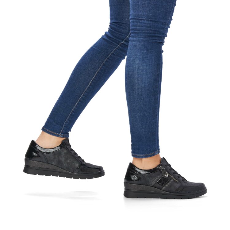 Baskets compensées pour femme marque Remonte. Référence R0705-03 Black. Disponible chez Chauss'Family magasin de chaussures Issoire